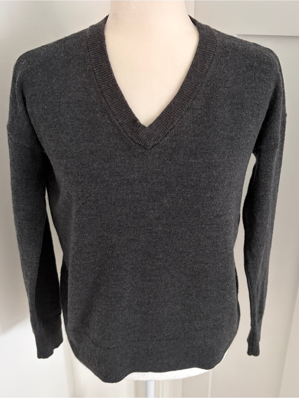 Icebreaker Women’s 100% Merino Wool V-Neck Sweater Charcoal Gray Sz S*51